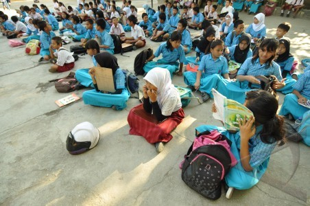 Sekolah Disegel, Belajar Di Halaman