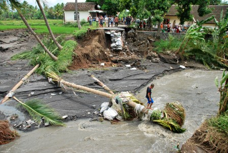 Kampung Bakal Tenggelam, BPBD NTT Pindahkan Ratusan Warga
