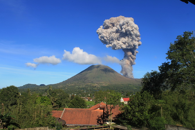 Gunung Lokon Masih Keluarkan Letusan Kecil