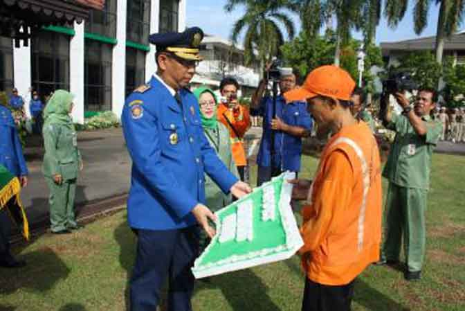 Penyapu Jalanan Dapat Umroh Gratis dari Pemkot Pontianak