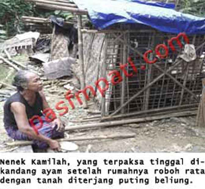 PMI Pati Bantu Korban Puting Beliung yang Tinggal di Kandang Ayam