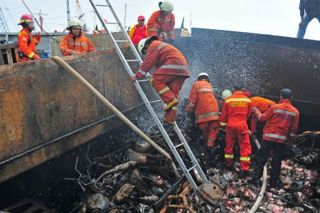 Kapal Pesiar Terbakar di Sibolga