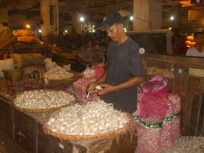 Harga Bawang dan Cabe di Cirebon Belum Stabil