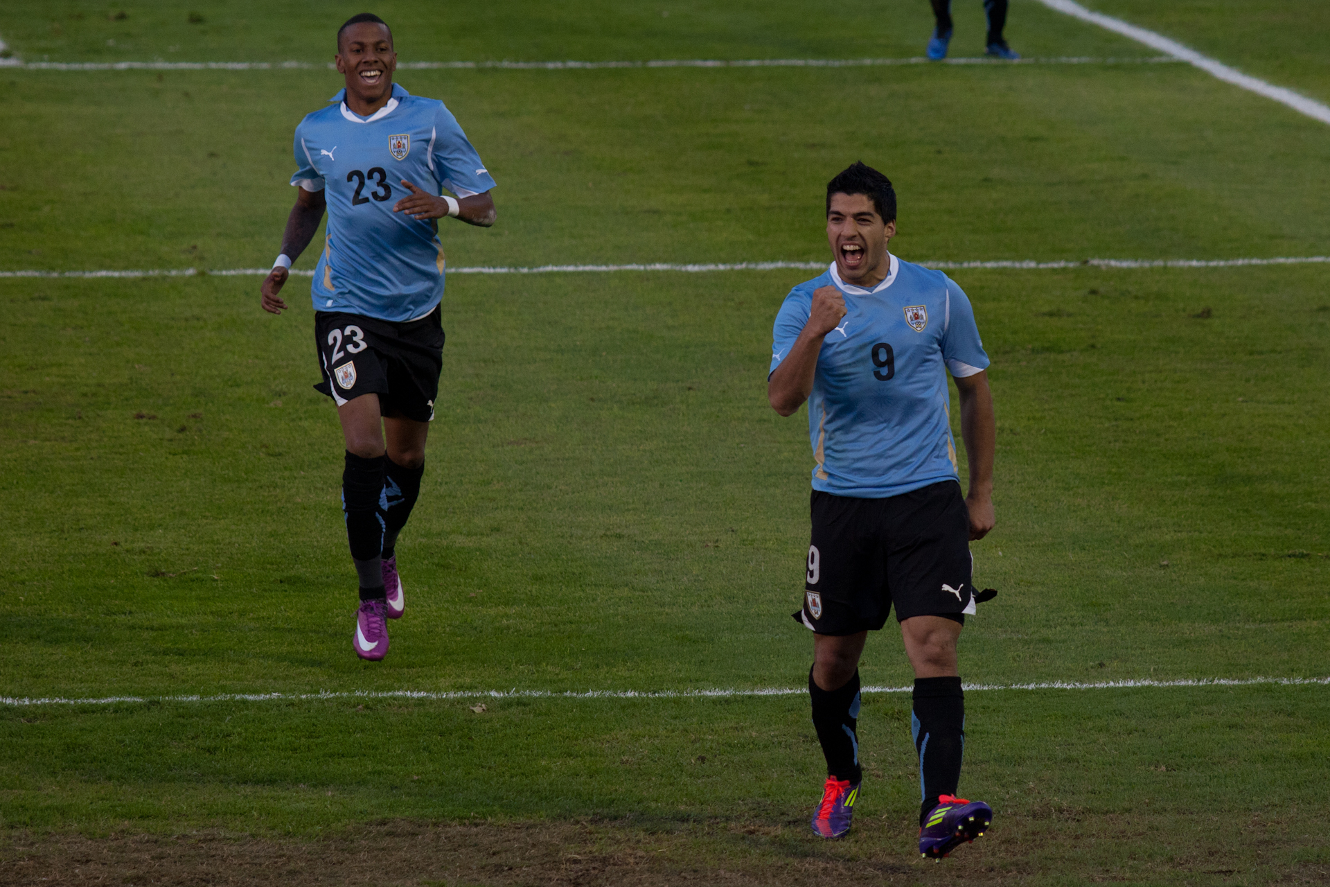 Sikut Bek Cile, Luis Suarez Terancam Sanksi dari FIFA