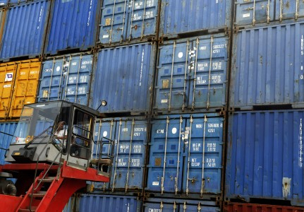 Ratusan Kontainer Buah Masih Tertahan di Surabaya