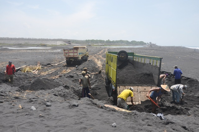 Pemkab Lumajang Cabut Ijin 7 Perusahaan Pertambangan