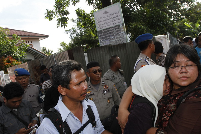 Dikepung, 22 Jemaah Ahmadiyah Masih Terkurung di Masjid