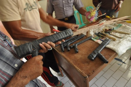Warga Kota Ambon Serahkan Senjata, Amunisi dan Bom Rakitan