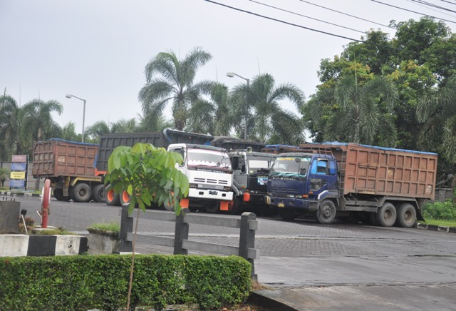 Solar Langka di Lumajang, Truk 