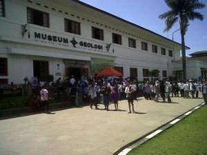 Belajar Tentang KITA di Museum Geologi Bandung