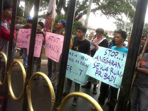 Mahasiswa Banten Protes Pembangunan Rumah Dinas Gubernur