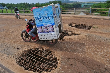 PU Pontianak Terus Lebarkan Jalan