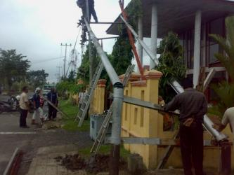 Tiang Listrik di Jambi Tumbang Diduga Akibat Minimnya Pemeliharaan PLN
