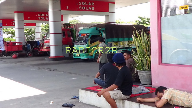 Sopir Truk Terpaksa Menginap di SPBU Jalur Pantura untuk Antri Solar