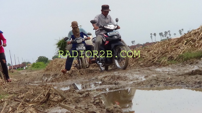 Jalan Rusak, Warga di Rembang Cegat Truk Tambang