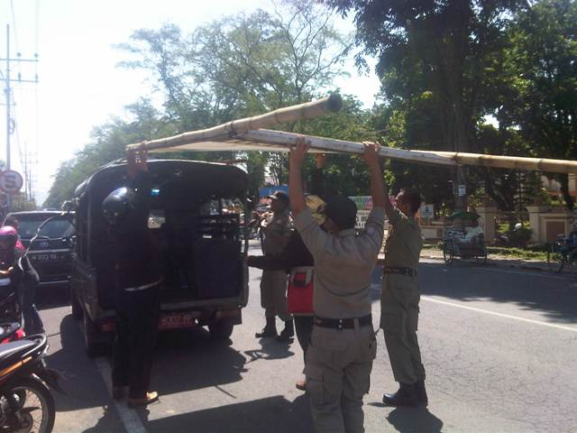 Panwaslu Lumajang Tertibkan Atribut Kampanye Pilkada