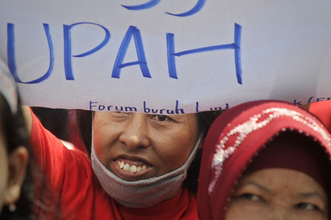 Ahok: Perusahaan Wajib Bayar Karyawan Lewat Bank