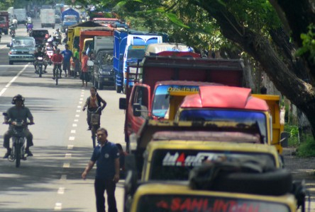 Solar Langka, Organda Sumbar  Ancam Parkir Truk di Gedung DPRD