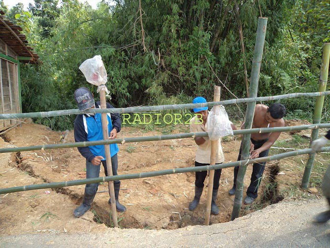 Tanah Merekah di Rembang Rawan Longsor