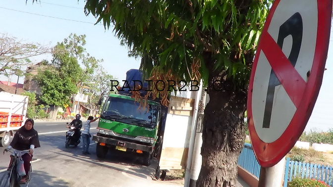 Warga di Rembang Protes Parkir Liar Truk