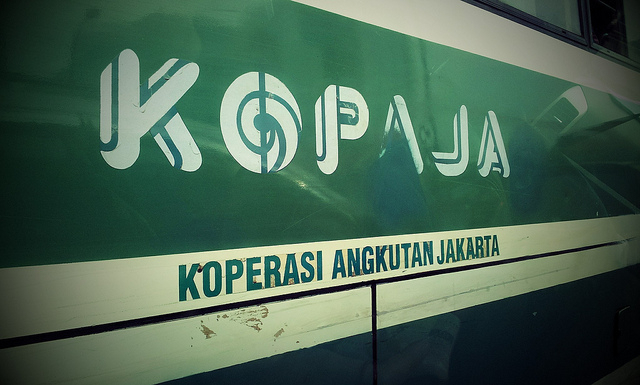 Pelanggaran Terbesar Kawasan Dilarang Merokok Terjadi di Metromini dan Kopaja