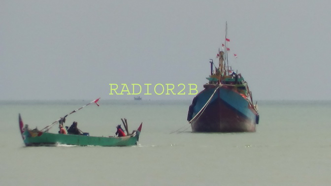Solar Langka, Kapal Besar Tangkapi Ikan di Pinggiran Laut