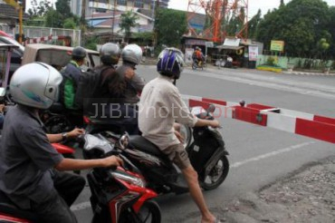 Hari Buruh Sedunia, SP Kereta Api Yogyakarta Kunjungi Penjaga Pintu Perlintasan