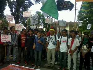 Kantor Gubernur NTB Didemo Empat Gelombang Massa