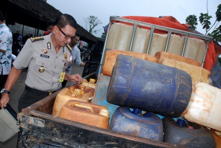 Polisi Bitung Sita Belasan Drum Solar yang Sengaja Ditimbun