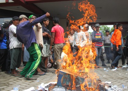 Berita Tak Berimbang, Ratusan Warga Bakar Koran Bali Post