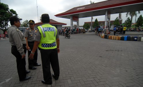 Seratusan Polisi Jaga SPBU di Bandung