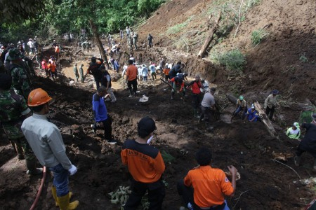 BPBD Majalengka Relokasi Warga Cigintung