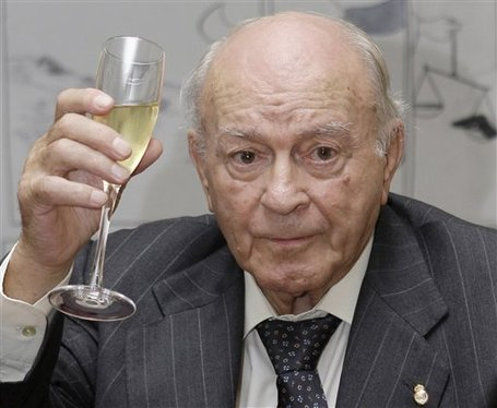 Legenda Real Madrid Ini Menikah dengan Perempuan yang 50 Tahun Lebih Muda