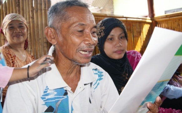 Usia Tak Halangi Lansia di Jombang untuk Belajar Membaca