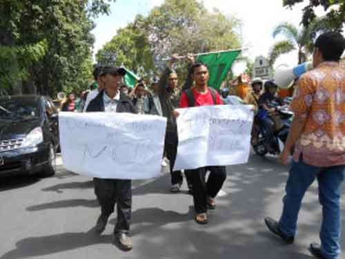 Debat Kandidat Batal, Mahasiswa Demo KPU NTB