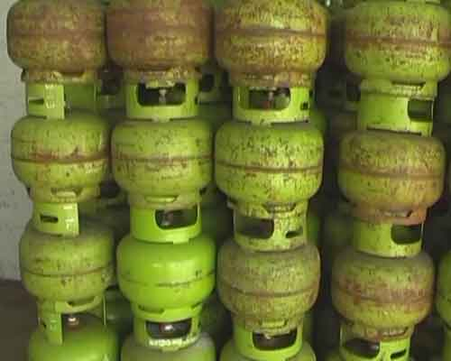Warga Rembang Berebut Gas Elpiji 3 Kg