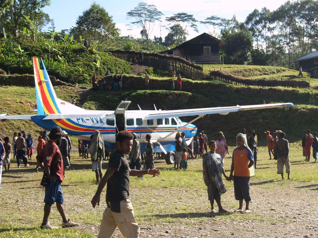 Pesawat Pengangkut BBM Terbakar di Bandara Wamena