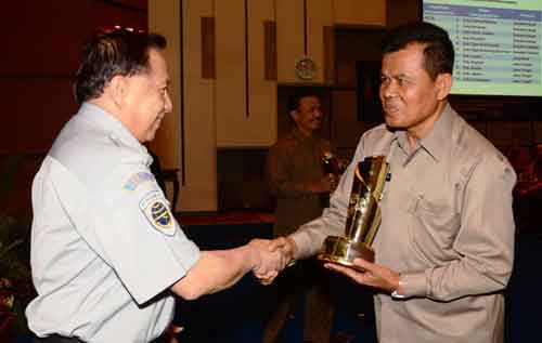 Pariaman Raih Piala Wahana Tata Nugraha