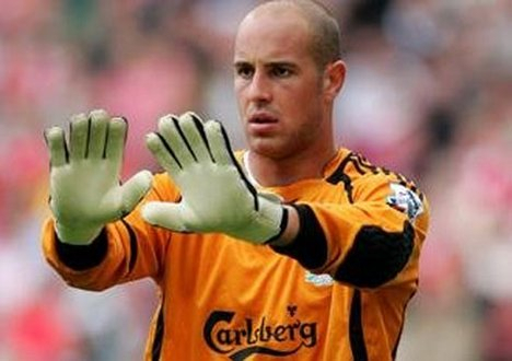 Barcelona Tetap Inginkan Reina sebagai Pengganti Valdes