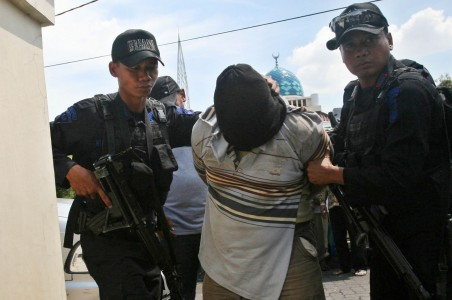 Empat Perampok BRI Diangkut ke Markas Densus