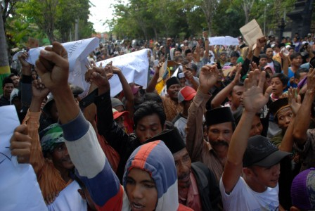 Kontras: Bantuan Dihentikan, Warga Syiah Sampang  Direlokasi
