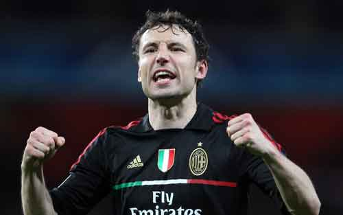 Van Bommel Pensiun dari Sepak Bola