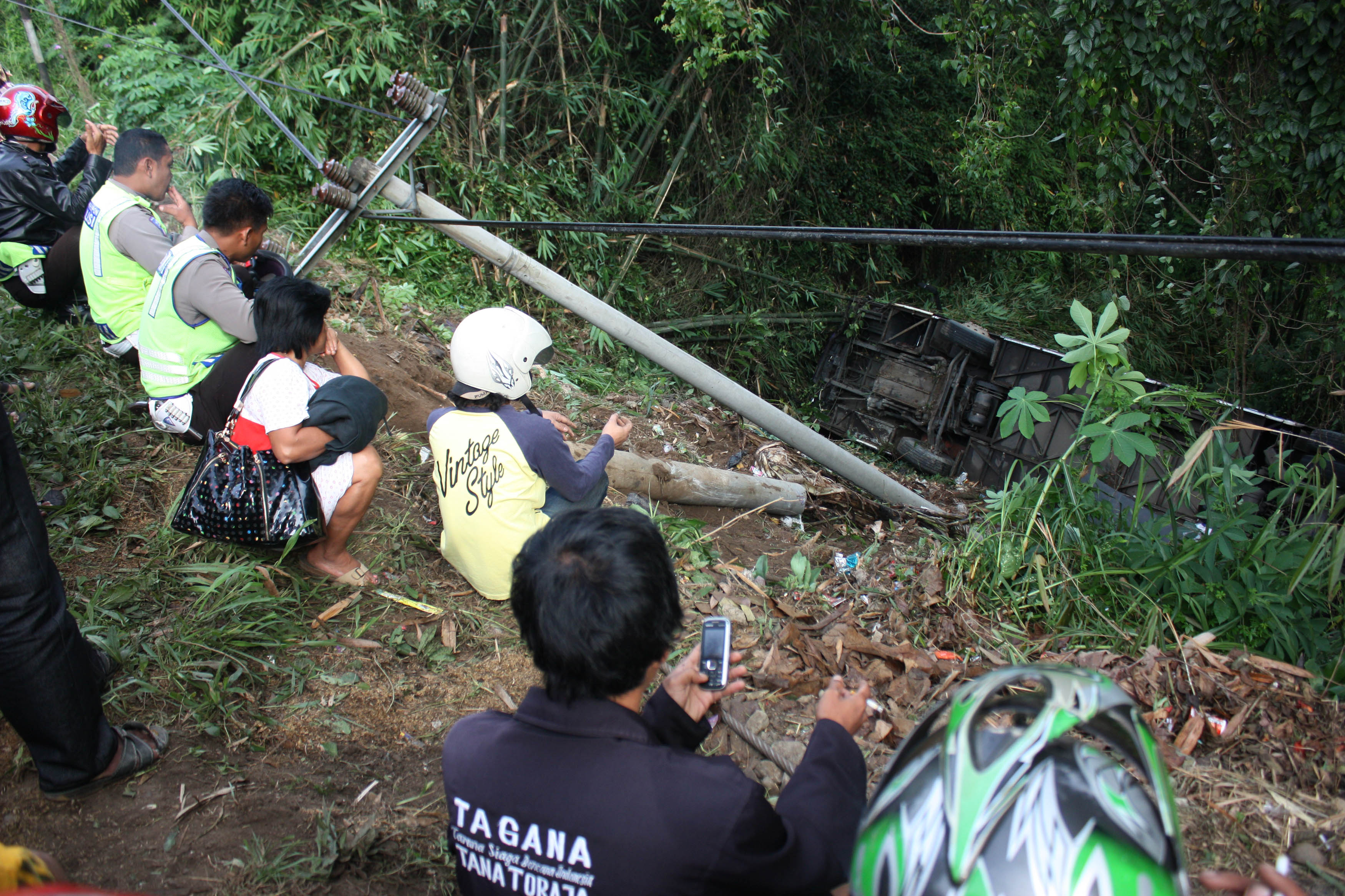 Polisi Rembang Olah TKP Ulang Lokasi Kecelakaan Bus Maut