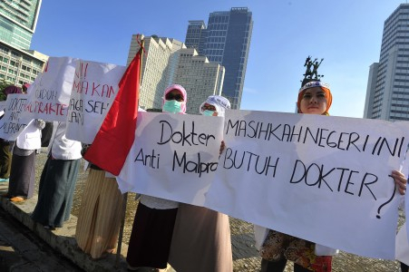 Puluhan Dokter Unjuk Rasa di Depan Istana Negara