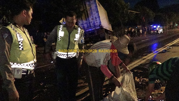 Dua Truk Tronton Tabrakan di Jalur Pantura