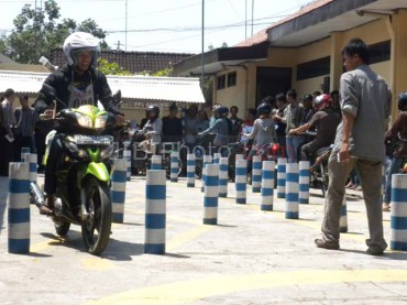 Pelajar di Sleman Berburu Pembuatan SIM Gratis di Kantor Polres