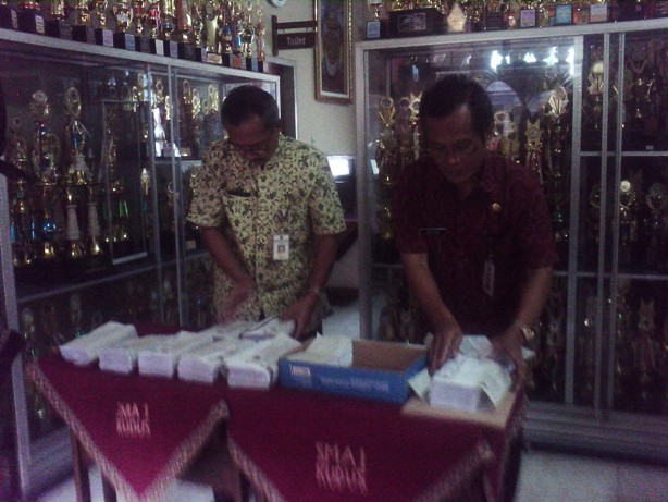 Pengumuman Kelulusan SMU di Kudus Diantar Langsung ke Rumah