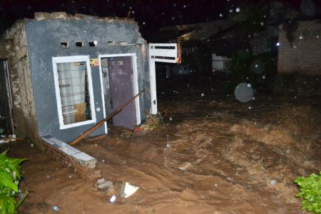 Banjir Rob Rendam Dua Kelurahan di Banyuwangi
