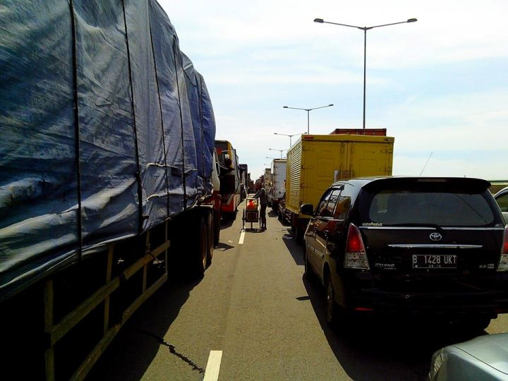 Penjual Rujak di Tengah Jalan Tol di Jakarta