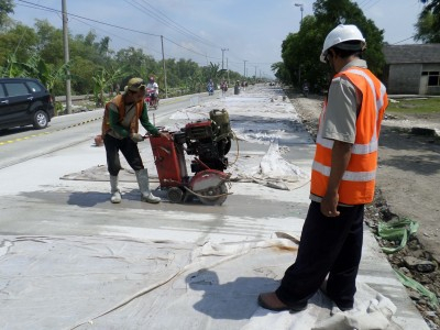 Truk Luar Daerah Rusak Jalan di Kalbar